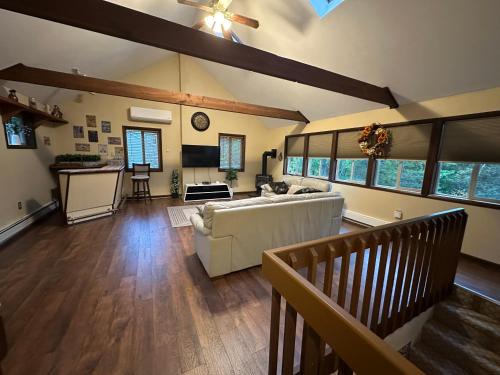 WOW! Ultimate Pocono Retreat, Hot Tub, Game Room, Deck, Lakes, Skiing, Pools
