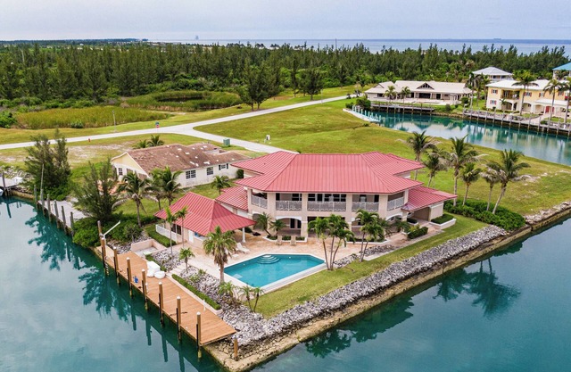 Wrap Around Ocean View, Deep Water Dock, Pool and Tiki Bar