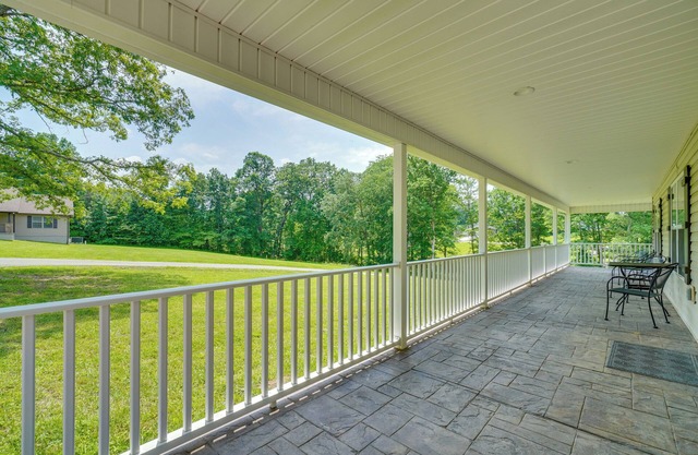 Wraparound Porch: Home Near Dtwn Crossville!