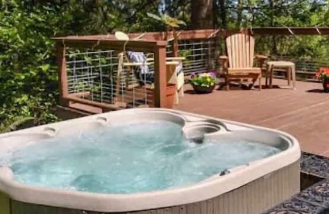 WS Paradise Tranquil Woodsy Escape with Hot Tub
