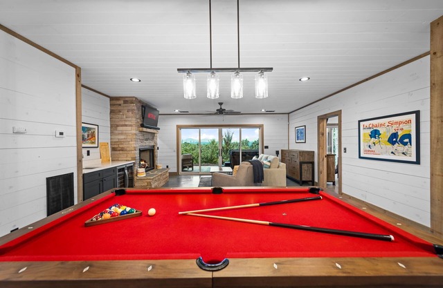 Wunder Bear Cabin - Pet Friendly | Hot Tub | Mtn Views | Game Room