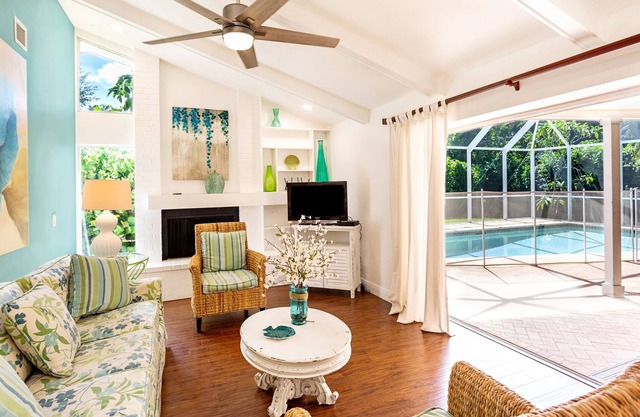 Xanadu, Pool Home, Walk to Beach and Shopping!