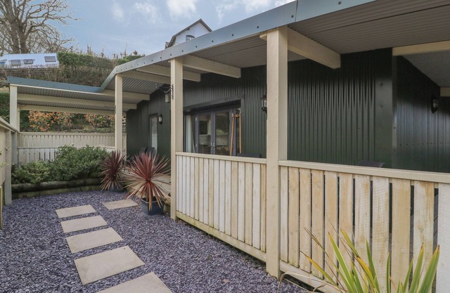 Y FELIN - MOANA, pet friendly, with hot tub in Borth