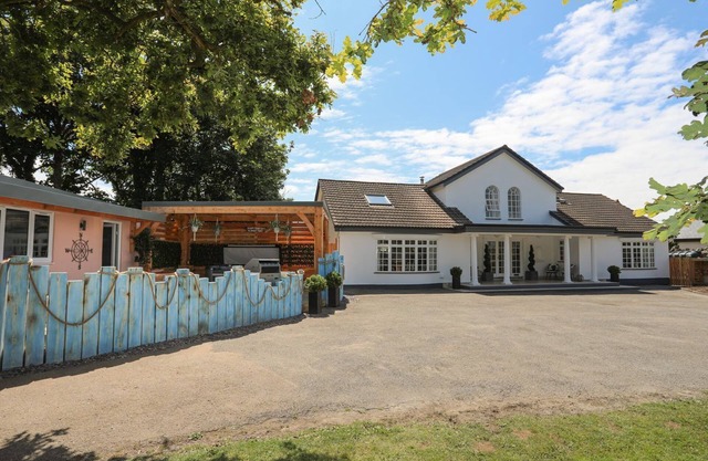 Y GOEDWIG, pet friendly, country holiday cottage in Llanfaelog
