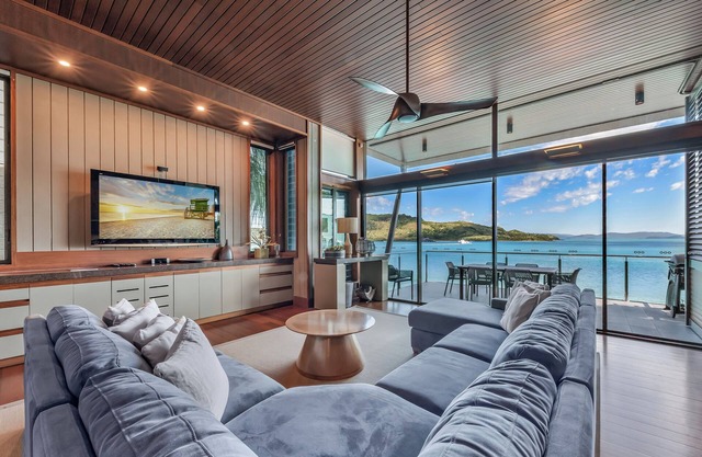 Yacht Club Villa 18