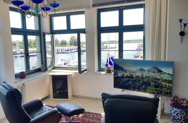 Yacht harbor idyll, single balcony directly on the water, 2 bedrooms - Holiday apartment