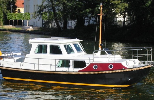 Yacht Linssen DS 260 OC for 2 + 1 people.