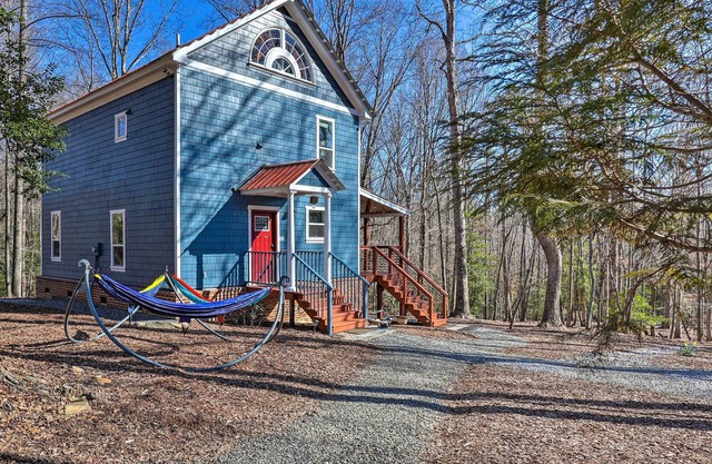 Yadkin Valley Cabin Retreat w/ Deck, Fire Pit