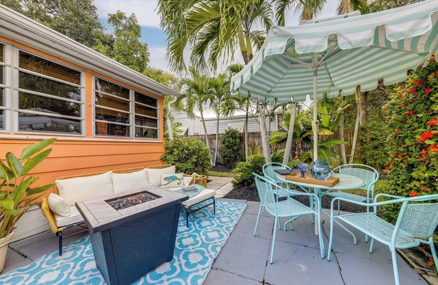 Yard & Hot Tub: Historic Lake Worth Cottage!