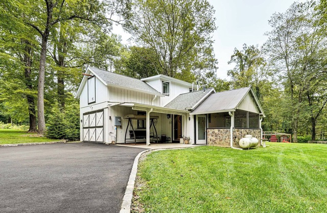 Yard w/ Games: Cottage 2 Mi to Saugatuck Reservoir