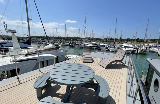 Yarmouth Waterlodge Floating Apartment (Harbour Haven), Waterlodge 2