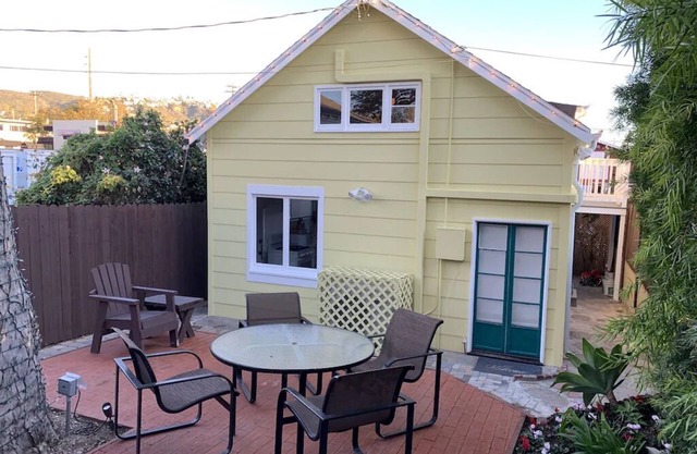 Yellow Beach House 500' to the Waves- Electric Car Charger!