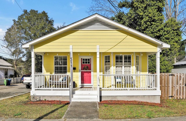 Yellow Swann cozy cottage minutes from Live Oak Pavilion!