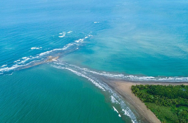 Yogachal Vista Mar bamboo cabiña in jungle w waterfall and seaview yoga deck