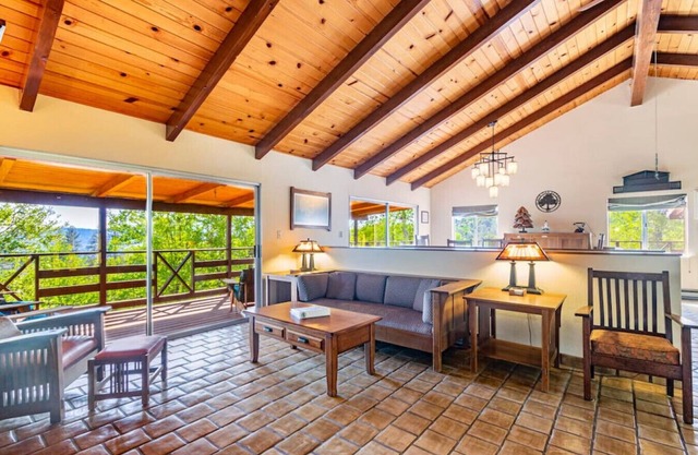 Yosemite 10-Acre Forest Villa with EV, Hot Tub, Game Room