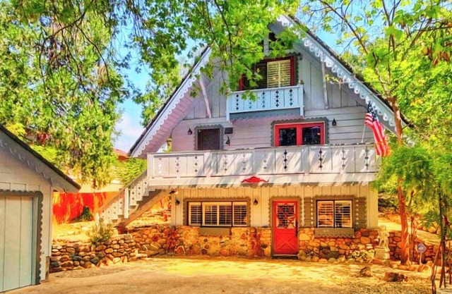 Yosemite Mountain Chalet with private sauna, decks, fireplace, air hockey & WiFi