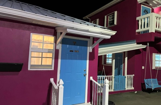 You won’t forget your time in this romantic Tiny House w/pool. Gated & Keyless!