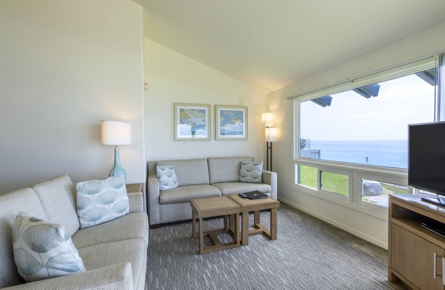 Your Beach Getaway! Swimming Pool, Free Parking, Full Kitchen!