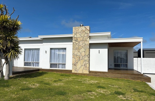 Your Coastal Escape in Kingston SE just a stone’s throw from the beach!
