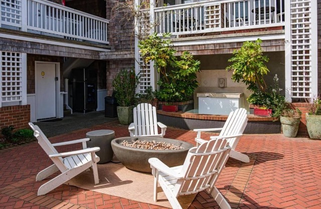 Your Coastal Stay with Walkable Charm & Shopping! Onsite Parking!
