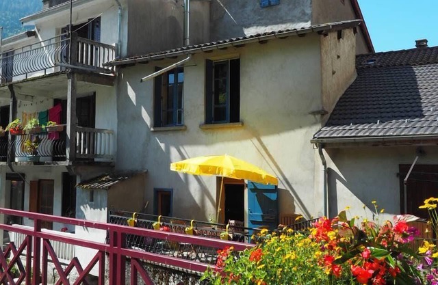 Your cozy nest in the mountains! Charming mountain home stay!