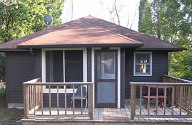 Your family will love the beautiful lake view at this comfortable cottage!