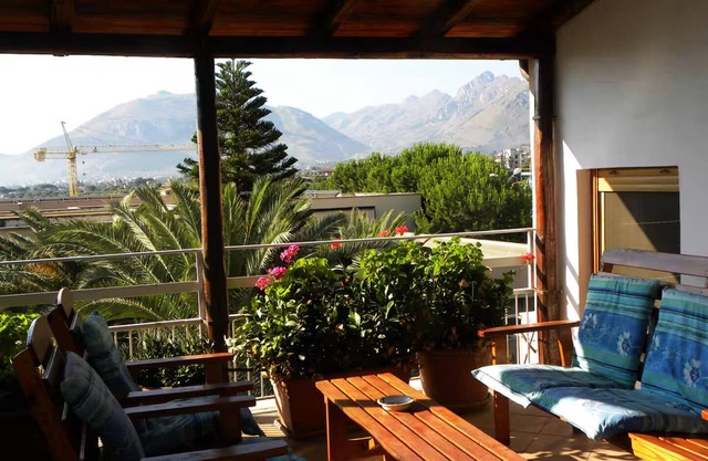 Your Fantastic Holiday in a Quaint Village Near the Beach with Mountain Views!