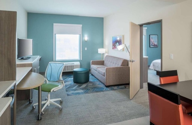Your Home Away From Home! Onsite Pool, Kitchenette, Free Breakfast, Parking!