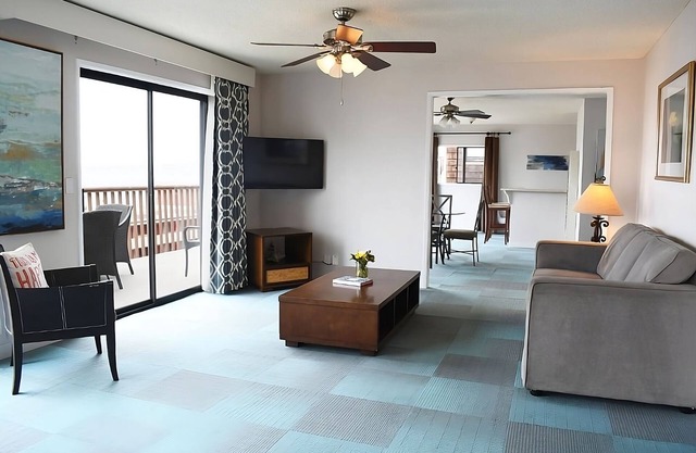 Your Home Away From Home! Relaxing Unit! Swimming Pool Access, Parking On-Site!