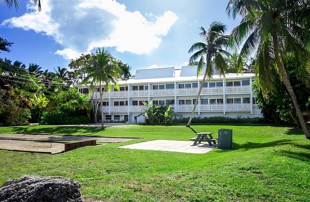 Your Home Away From Home! Comfortable Unit, Free Parking, Pool and Hot Tub