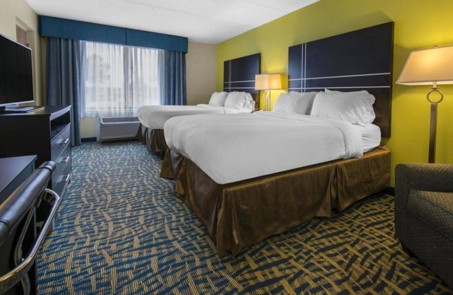 Your Home Away From Home! 3 Contemporary Units w/ Free Parking! Outdoor Pool