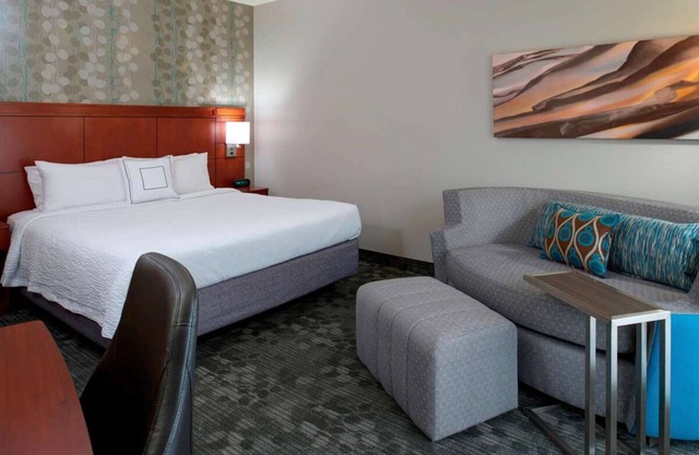 Your Home Away From Home! Pet-Friendly Unit! W/Airport Shuttle Service!
