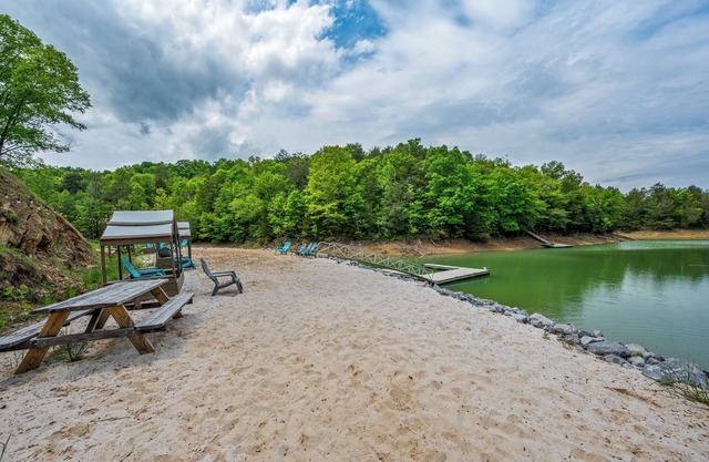 Your Lake Escape! Pet-Friendly Cabin +Game Loft