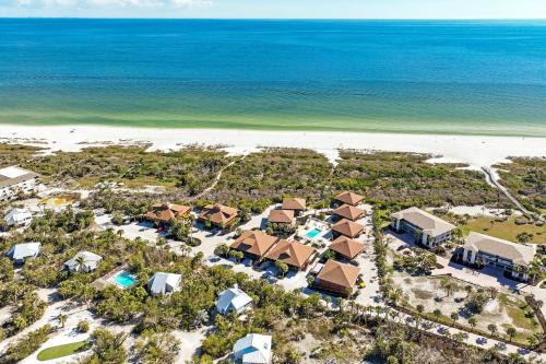 Your Perfect Getaway Awaits - Charming Sanibel Island villa with private beach