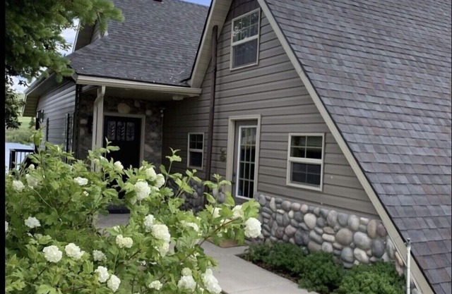 Your PRIVATE PARADISE on The Lake!Sleeps 8