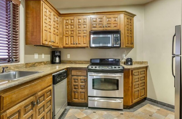 Your Red Rock Getaway! Full Kitchen, Free Parking, Outdoor Swimming Pool!