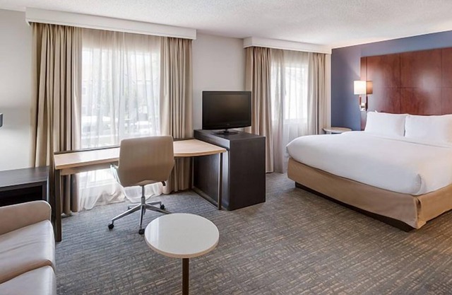 Your Relaxing Getaway Awaits! Spacious Unit Close to Newport Beach, Onsite Pool!