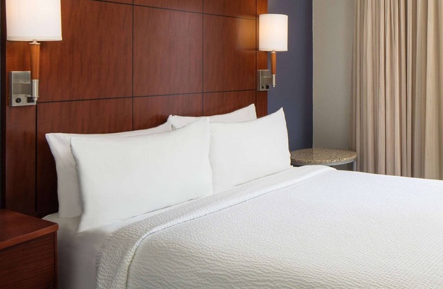 Your San Diego Getaway! Pet-friendly Suite w/Kitchen! Pool & Basketball Court!