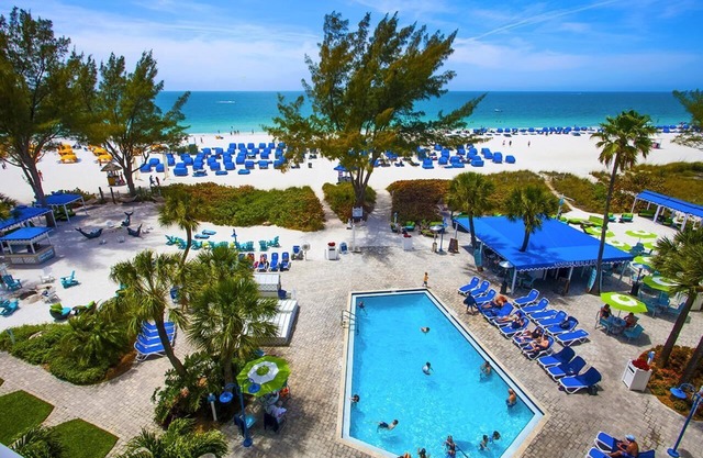 Your Ultimate Florida Escape! 2 Relaxing Units, Kitchenette, Outdoor Pool!