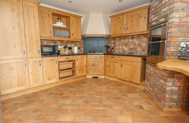 YR HEN TY COETS, family friendly, with open fire in Talybont