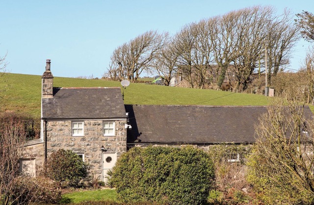 YSGOLDY, pet friendly, character holiday cottage in Sarn Meyllteyrn
