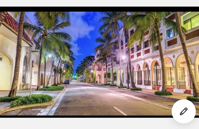 Zen Palm - cheerful hotel- like room overlooking palm trees and pool