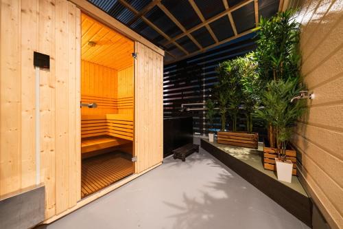 真 Private accommodation with sauna, close to USJ and Expo Park, free parking, 4 bedrooms, 8 beds, 2 bathrooms