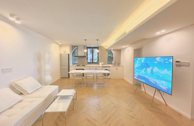 ZHome-Three floors 4 bedrooms-Near the Bund