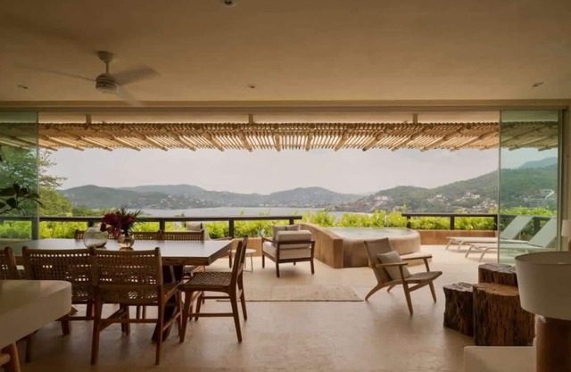 Zihua Bay Jewel: Lux 3-Bdrm PH steps from Beach