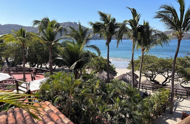 Zihuatanejo Hilton on Playa La Ropa Beachfront Large 2 BR Villa