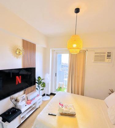Zinnia Towers 1BR Condo with PS4 Karaoke Netflix & Swimming Pool