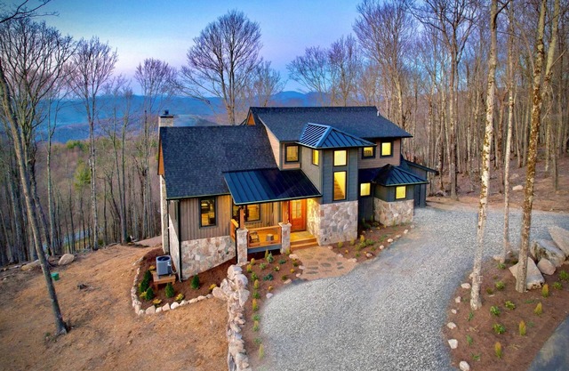 Zion at Eagles Nest - 4BR, pet friendly, hot tub, wood burning fireplace!