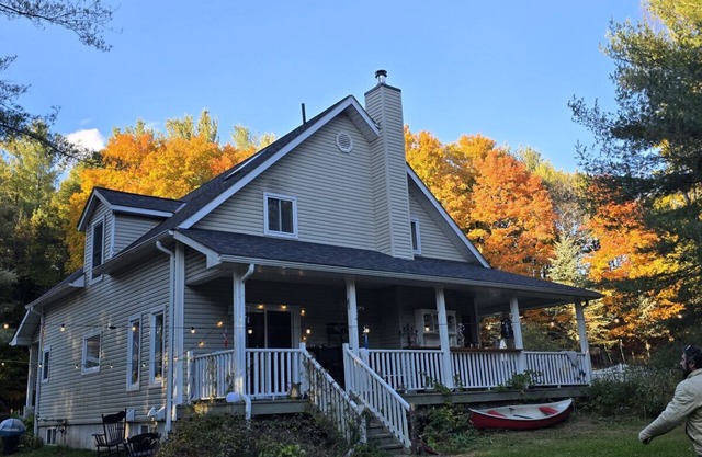 Zuka Riverhouse + Cedar Hot Tub & Sauna in Muskoka