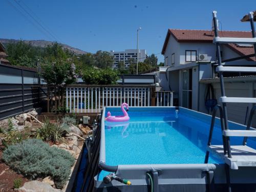 Qiryat Shemona Apartment | הצימר של אביבה - צימר לזוגות ומשפחות עם בריכה פרטית וג'קוזי